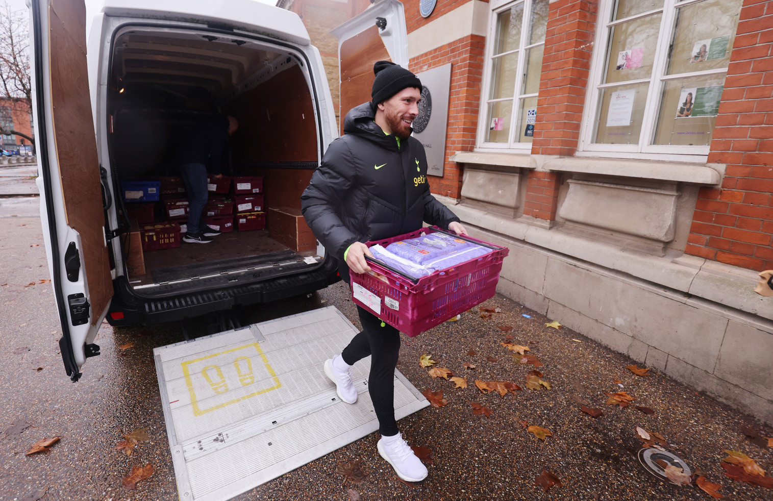 Tottenham hotspur makes christmas donation to local foodbank (1)