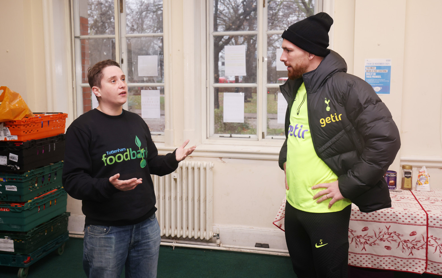 Tottenham hotspur makes christmas donation to local foodbank (3)
