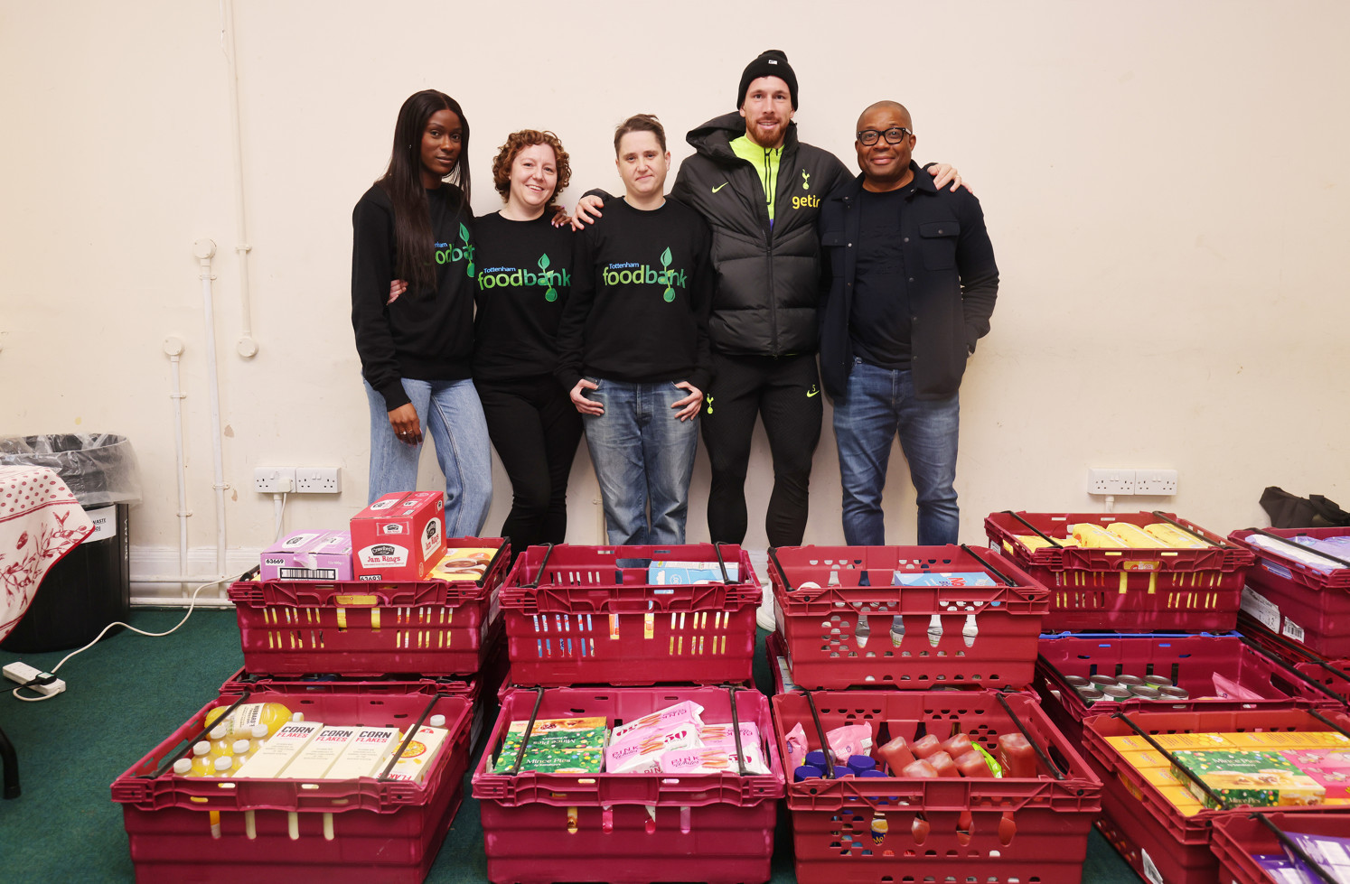Tottenham hotspur makes christmas donation to local foodbank (4)